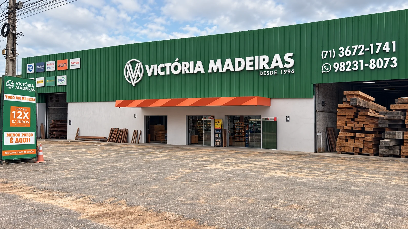 Vista frontal da Victória Madeiras, com o letreiro e a entrada da loja.