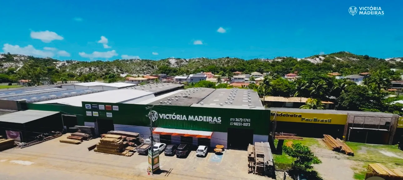 Vista aérea da fachada e do pátio da Victória Madeiras.